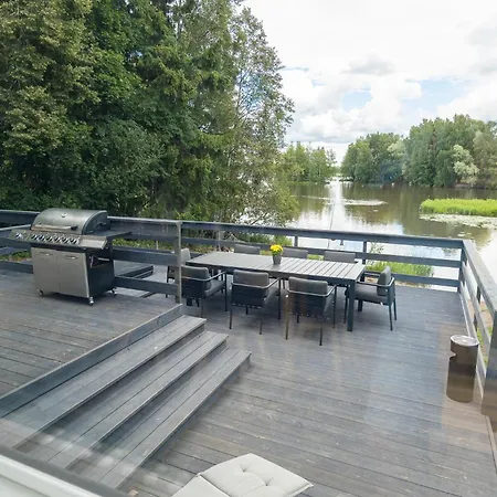 Villa Gaia! - Luxury With Jacuzzi And Close To Trainstation 10 Minutes From City! 1,5 To Helsinki